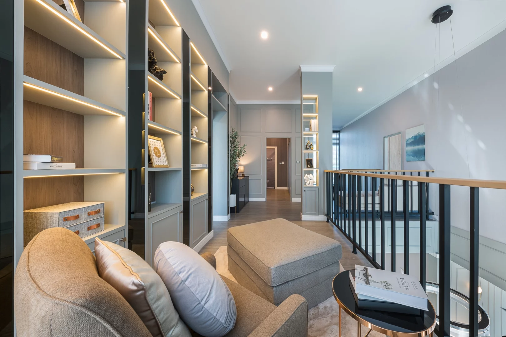 ห้องนั่งเล่นครอบครัวชั้นบน บ้านสองชั้น Modern Luxury พรีเว่