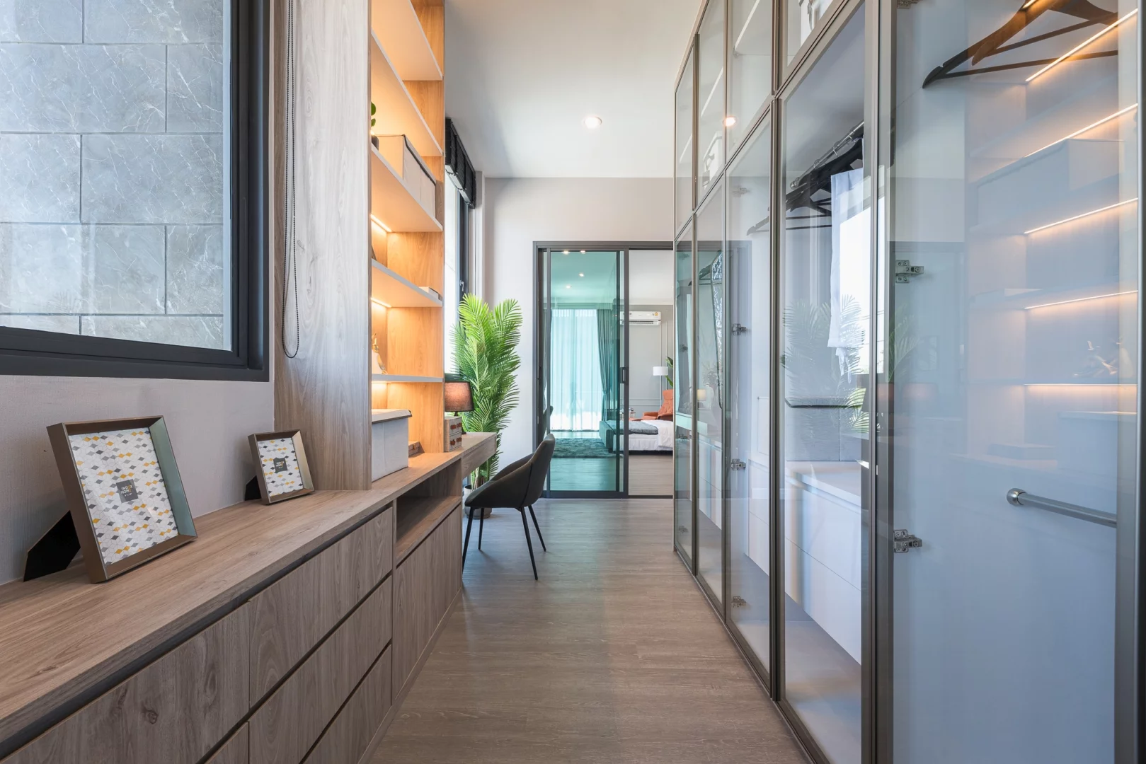 Walk-in Closet ห้องนอนใหญ่ บ้าน Modern Luxury พรีเว่