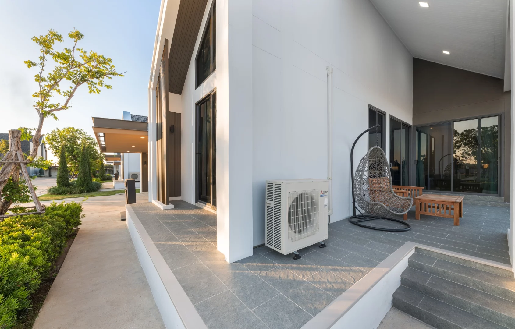 ระเบียงยกระดับ พื้นบ้านสูงกว่าโรงจอดรถ บ้าน Modern Nordic พรีเว่