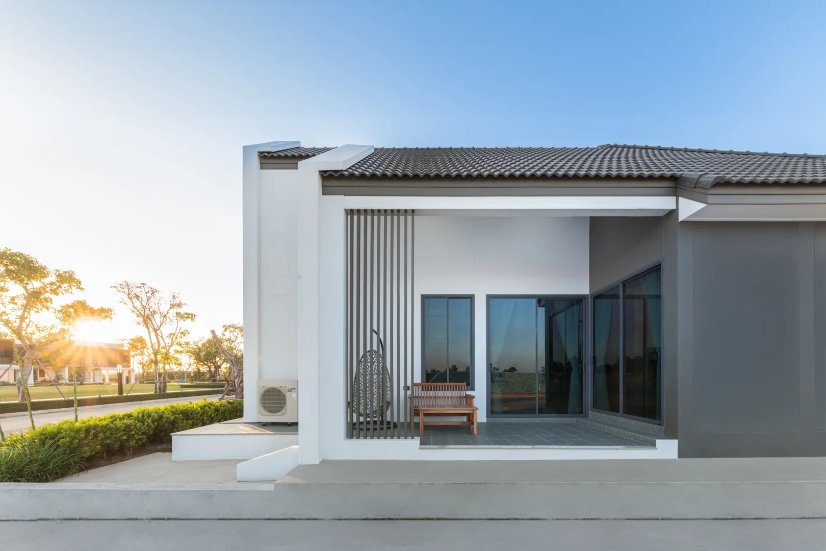ชายคายื่นยาวและระเบียงมีหลังคาคลุม บ้านชั้นเดียว Modern Nordic พรีเว่